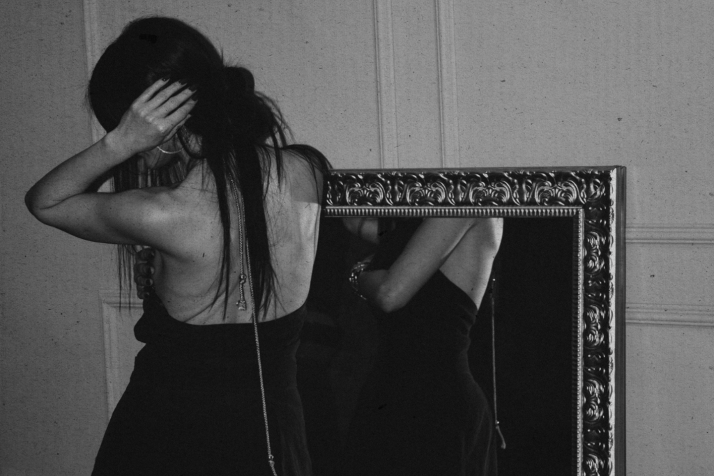 femme devant miroir