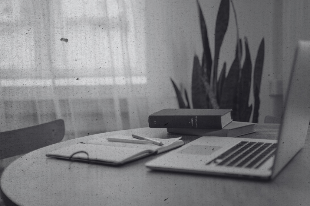 ordinateur et carnet pour femme d'affaires