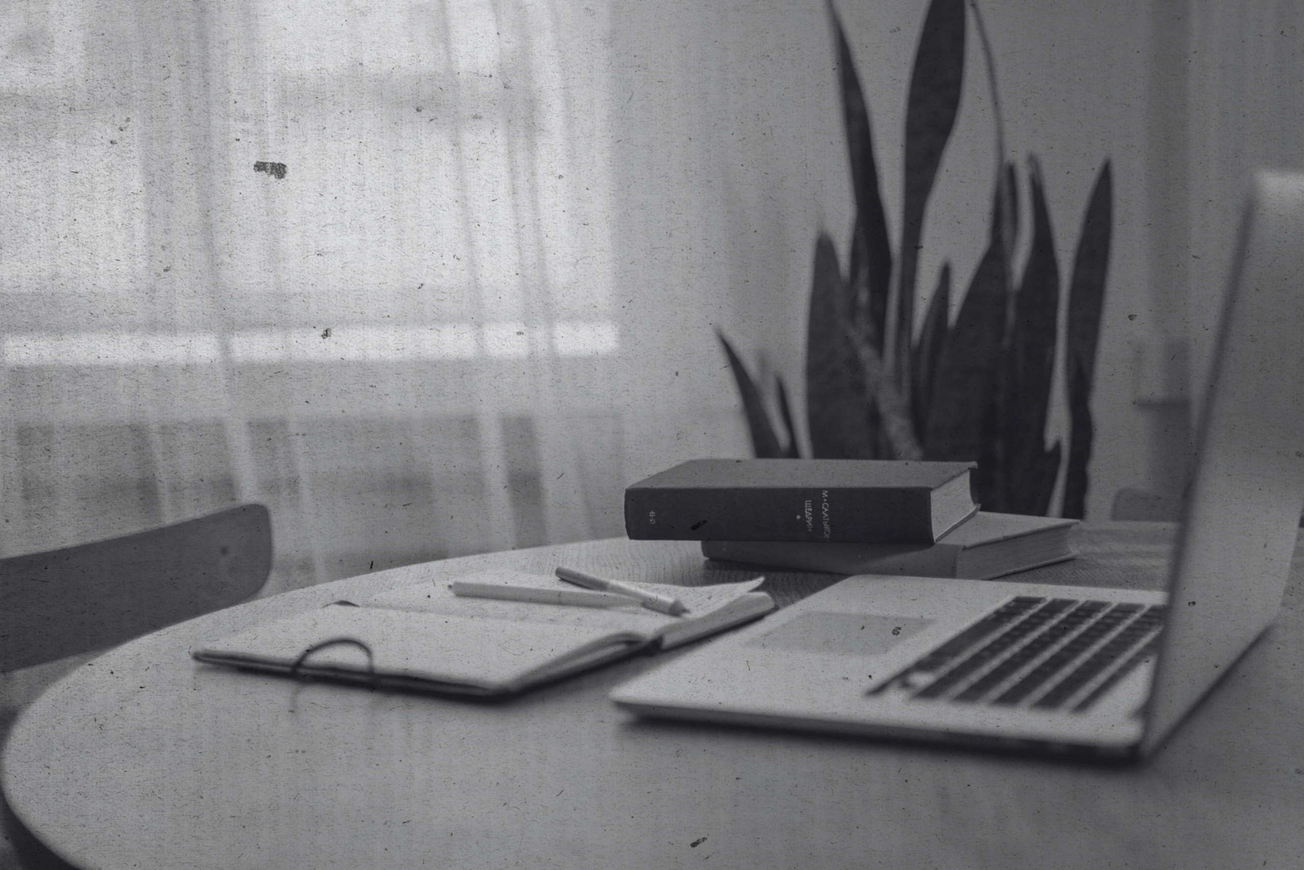 ordinateur et carnet pour femme d'affaires